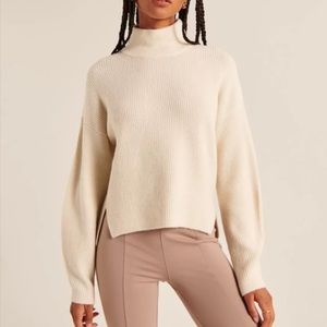 Abercrombie Women’s Classic Easy Turtleneck Sweater - Large